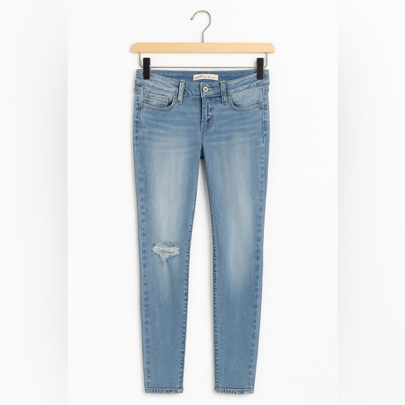 Hollister Denim - Hollister size 3R Junior’s Light Wash Tapered-Leg Ripped Denim Jeans.